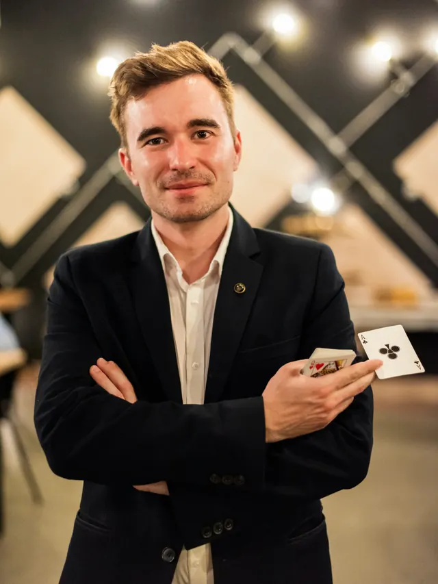 Porträt von Michael Fischbacher mit zwei Assen in der Hand